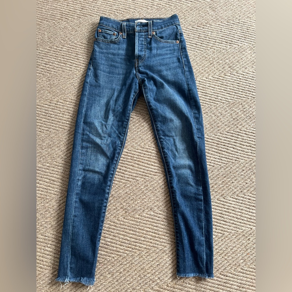 Levi’s wedgie fit size 24